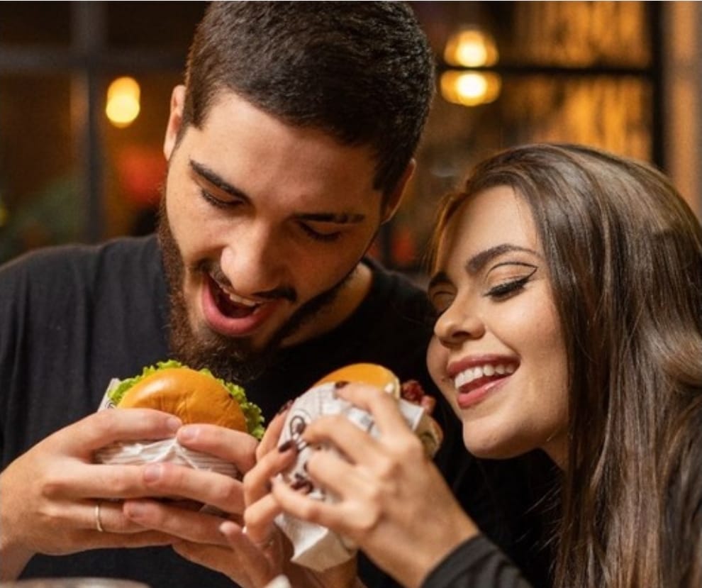 Mc Dowell's — pareja comiendo burgers